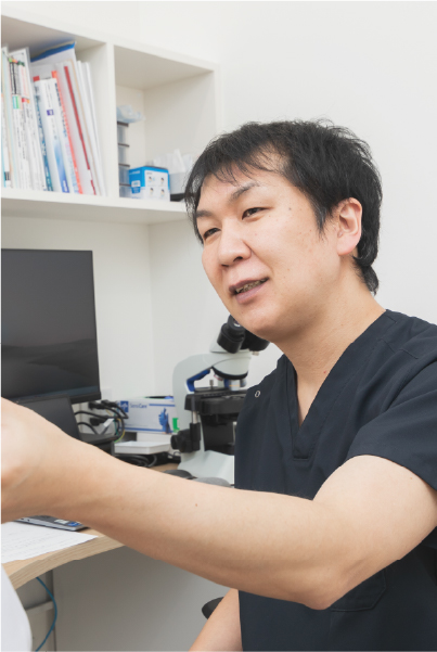 診療中の院長
